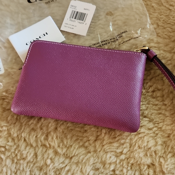 Gorgeous NWT Coach Lilac Berry Leather Corner Zip Wristlet 🩷💜 - Picture 6 of 13